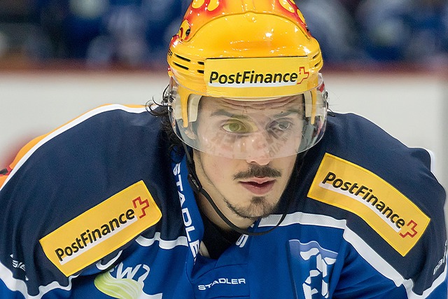 因其職業需 因其職業需